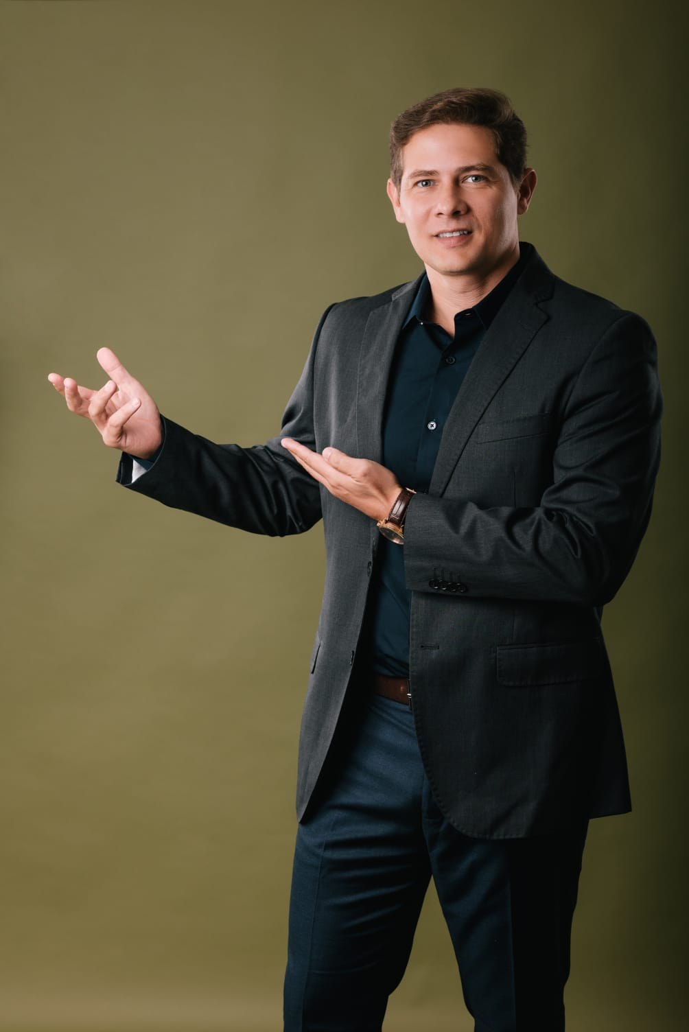 Helmar Aquino em postura de apresentação
